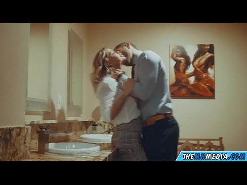 ❤️ Marka timo cad oo bunni ah ay kugu sasabtaan qolka nasashada ee dadweynaha Porno Guri ❌